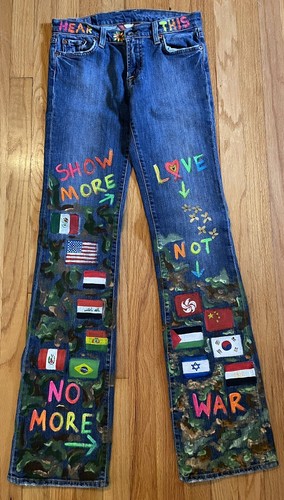 Handbemalte ""Peace No More War"" Lucky Jeans Gr. 6/28 Low Rise Flare 35 Zoll tarnfarben - Bild 2 von 11