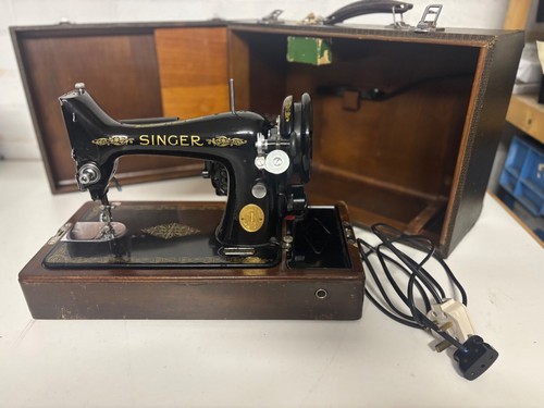 Singer Sewing Machine 99K 1935 With Original Manual & Case + Extras - Picture 23 of 24
