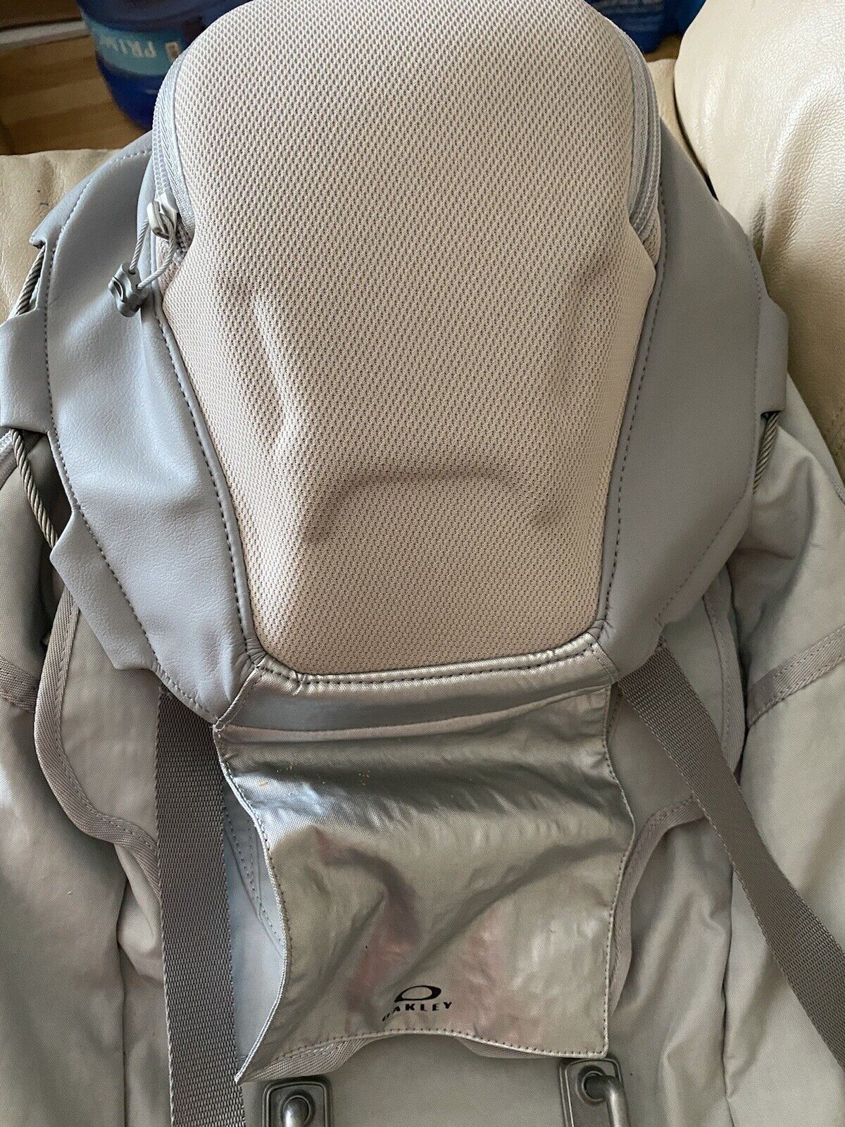 OAKLEY by SAMUEL ROSS One shoulder backpack Great Condition.