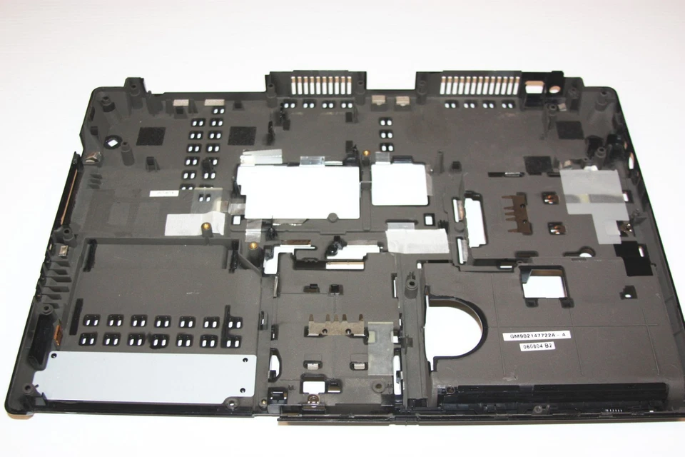 FUNDA INFERIOR BISEL FUNDA INFERIOR GM902147722A--PORTATIL TOSHIBA QOSMIO G35-AV600 Foto 2 de 3