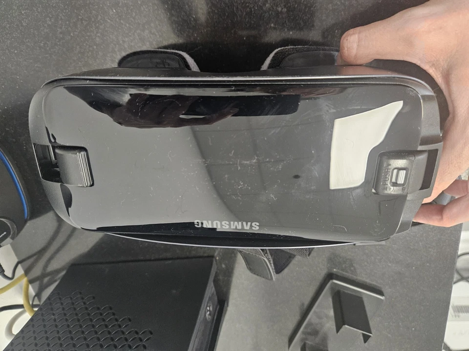 Samsung Gear VR 2 Oculus Virtual Reality Headset 2016 SM-R323 Blue / Black USB-C - Image 2 of 3