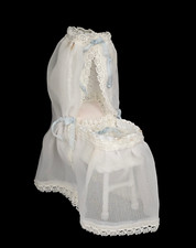 Casa delle bambole miniatura FIRMATA baldacchino bianco vimini vestito culla blu bianco 1980