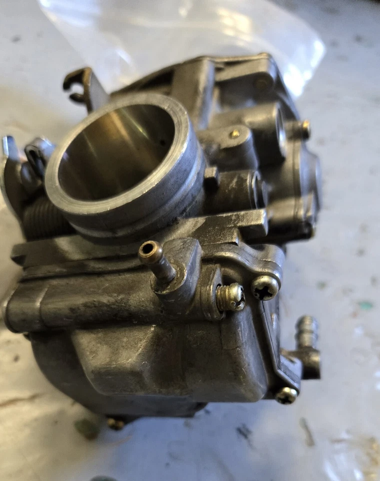 CARBURADOR DELANTERO SUZUKI VS750 INTRUDER 1985-1986 MODELO CANADIENSE 13210-38A20 Foto 2 de 4