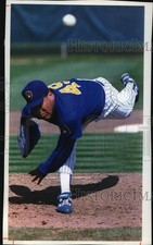 1993 Press Photo Brewers baseball player, Teddy Higuera, fires up a pitch