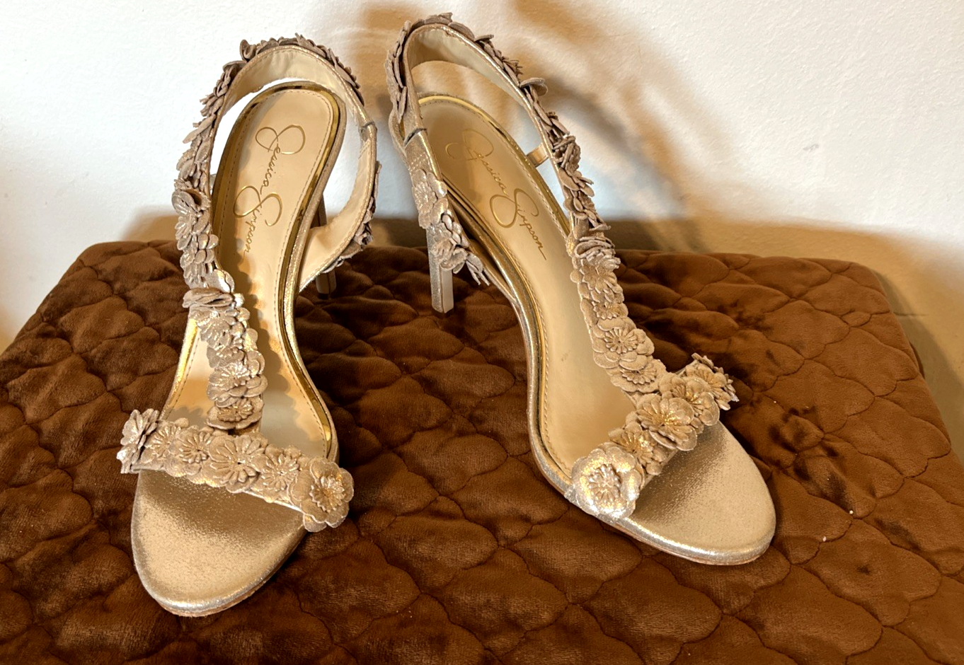 APL Sandalo tacco alto Jessica Simpson oro metallizzato fiori applicati slingback taglia 9