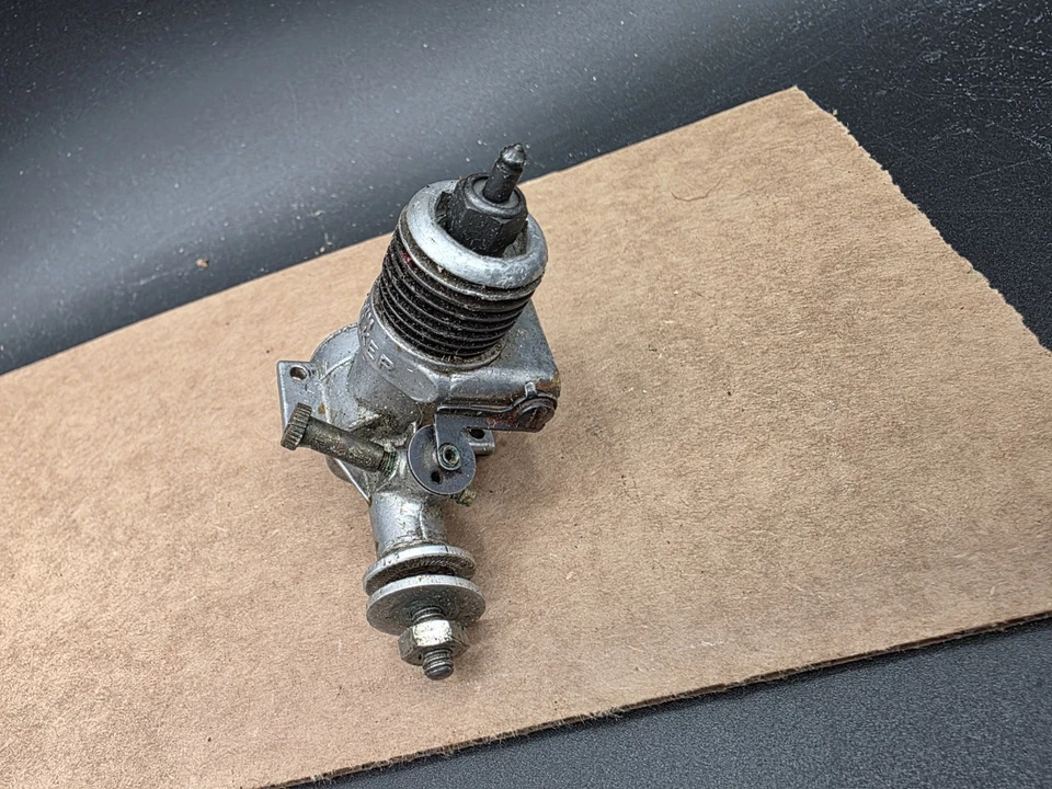 Vintage 1955 Spitfire Jim Walker 065 Plane Motor Model Engine Control Line / FF - Image 3 of 4