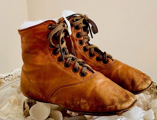 CHILD'S ANTIQUE LEATHER TIE SHOES. FOR DISPLAY OR LARGE DOLL.  GORGEOUS. C. 1890