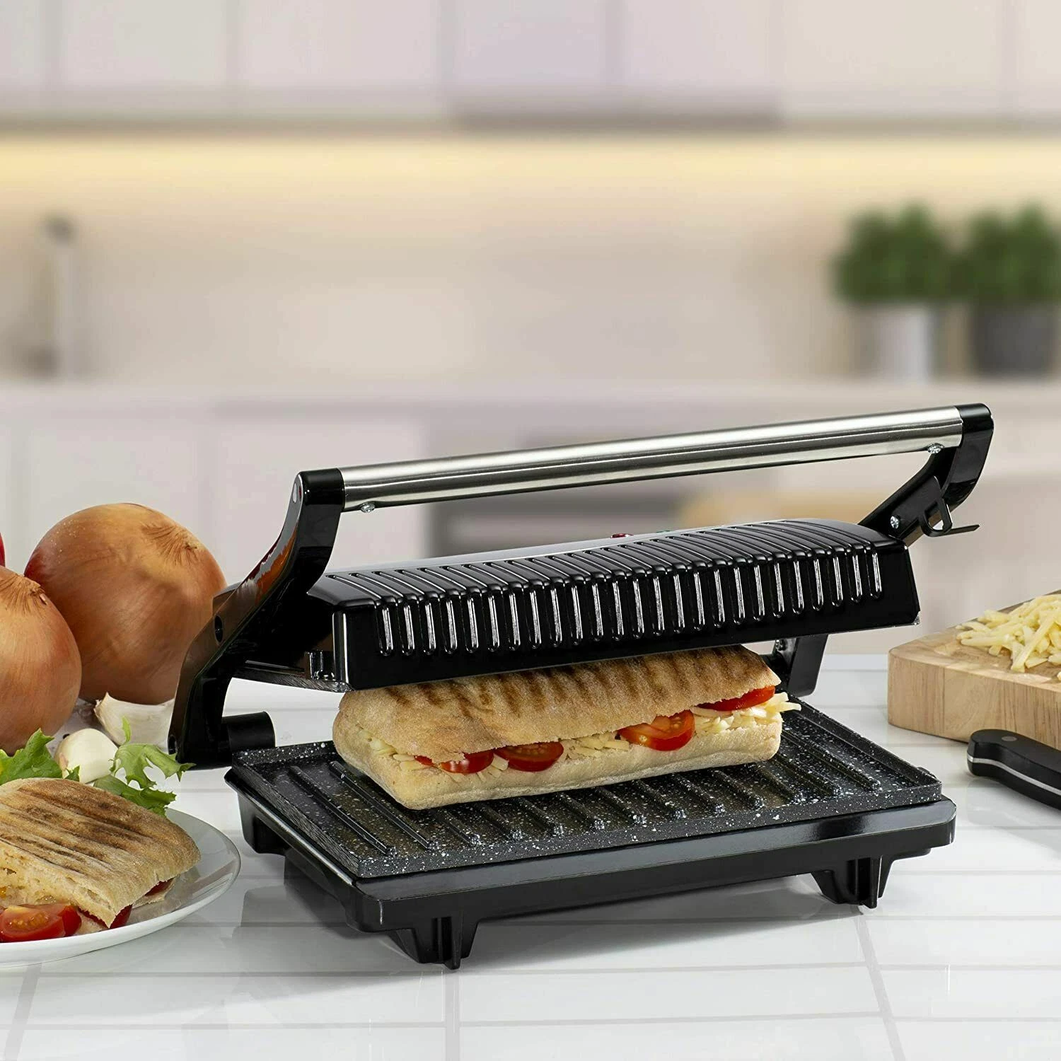 Daewoo Mini Panini Press Opens 90° & 180° Cool Touch Plastic Handle SDA1574GE