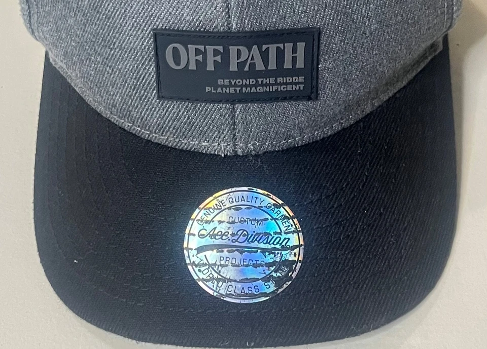 Urban Outfitters Snap Back Foto 3 de 4