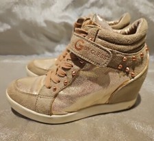 Zapatillas Tenis Popstar Cuña Metálicas G By Guess Talla 7M Picos Adornadas