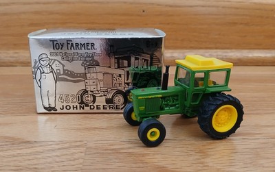 ERTL John Deere Tractor 4520, Toy Farmer 2001 National Farm Toy Show, 1/64 Scale
