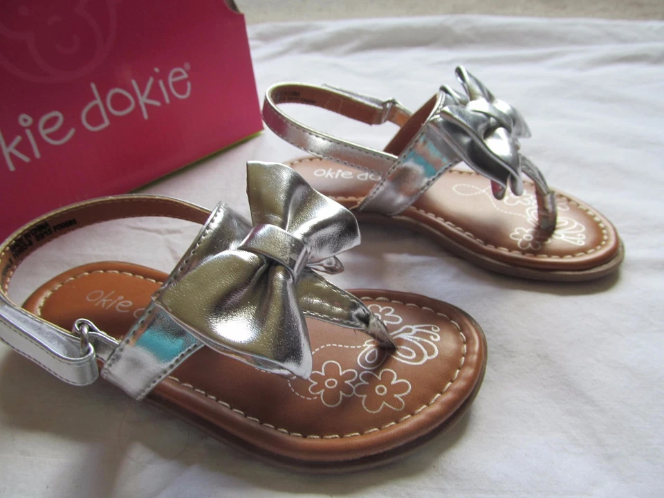 NUEVO CON ETIQUETAS Niñas NOOKIE DOKIE SANDALIAS DE TANGA PLATEADAS con lazo, talla 7 M, Bethany Foto 2 de 4