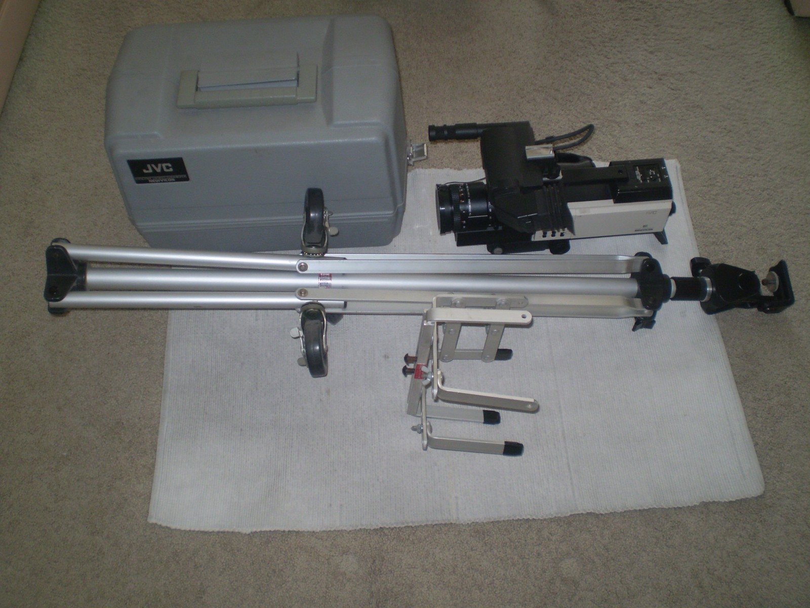 JVC 1983 AF NEWVICONGXN7OU Color VIDEO CAMERA+Manual+Case+RoloPod+Pwr Adaptr eBay