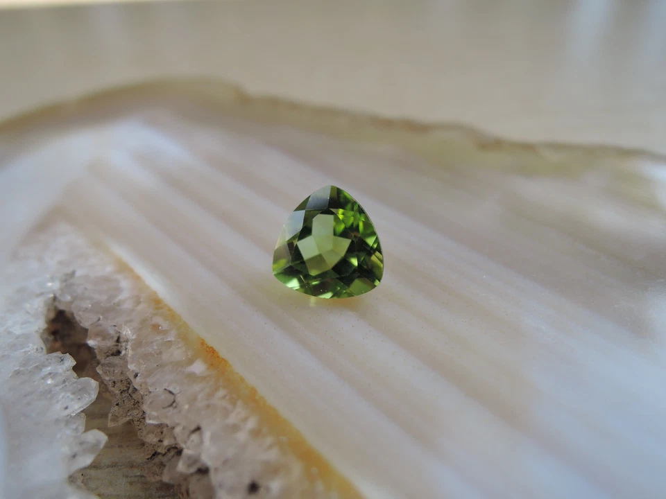 Echter Peridot Trillion facettiert Edelstein Fasserstein 67 - Bild 2 von 4