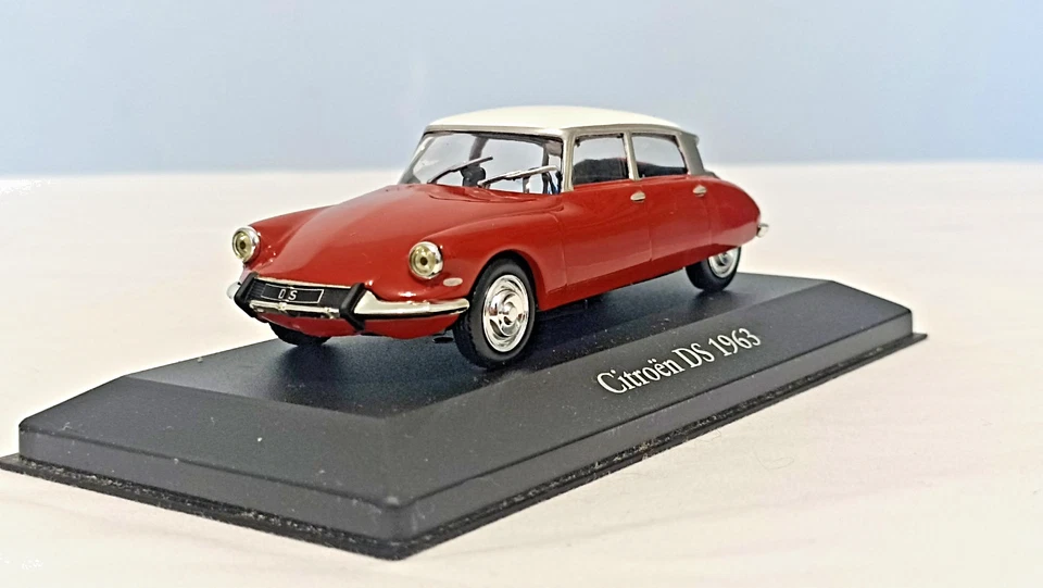 CITROËN  DS  1963  ROUGE  CORSAIRE  -  IXO / HACHETTE -    1/43 - Photo 2/4