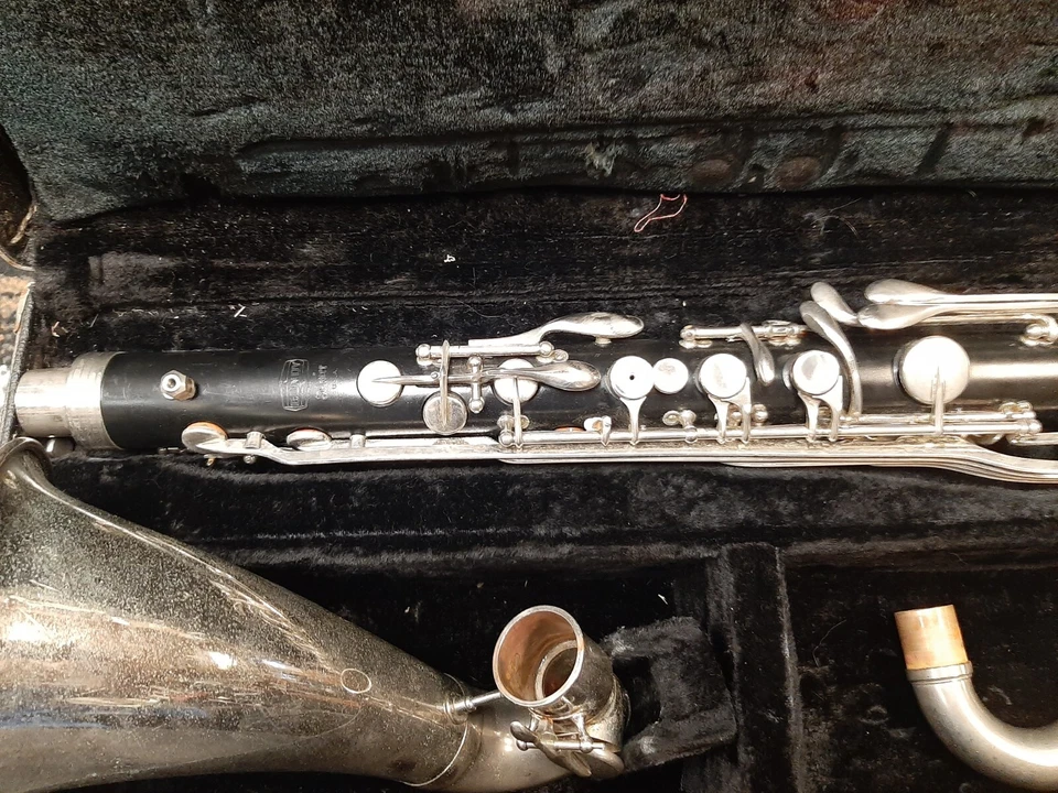 Clarinete bajo Selmer Bundy plástico listo para tocar completamente reacondicionado Foto 4 de 4