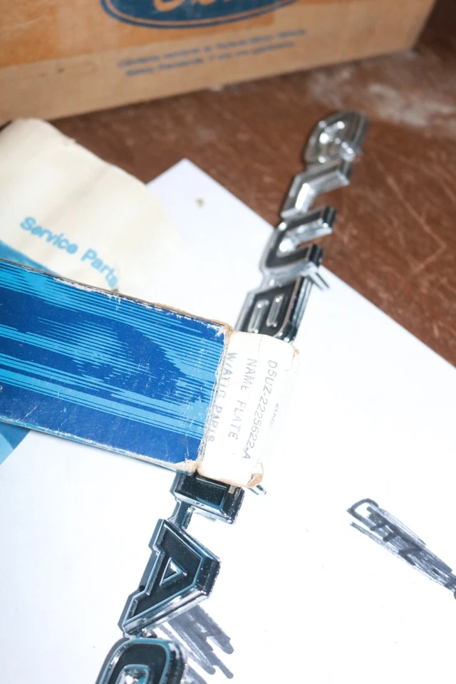 Nuevo de Lote Antiguo Ford 1974-79 Econoline Club Wagon emblema D5UZ-2225622-A Foto 3 de 4