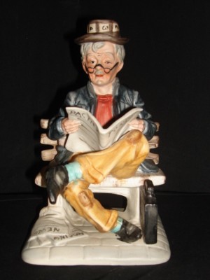 CAPODIMONTE MAN READING NEWSPAPER RACING FORM FIGURINE STATUE MINT