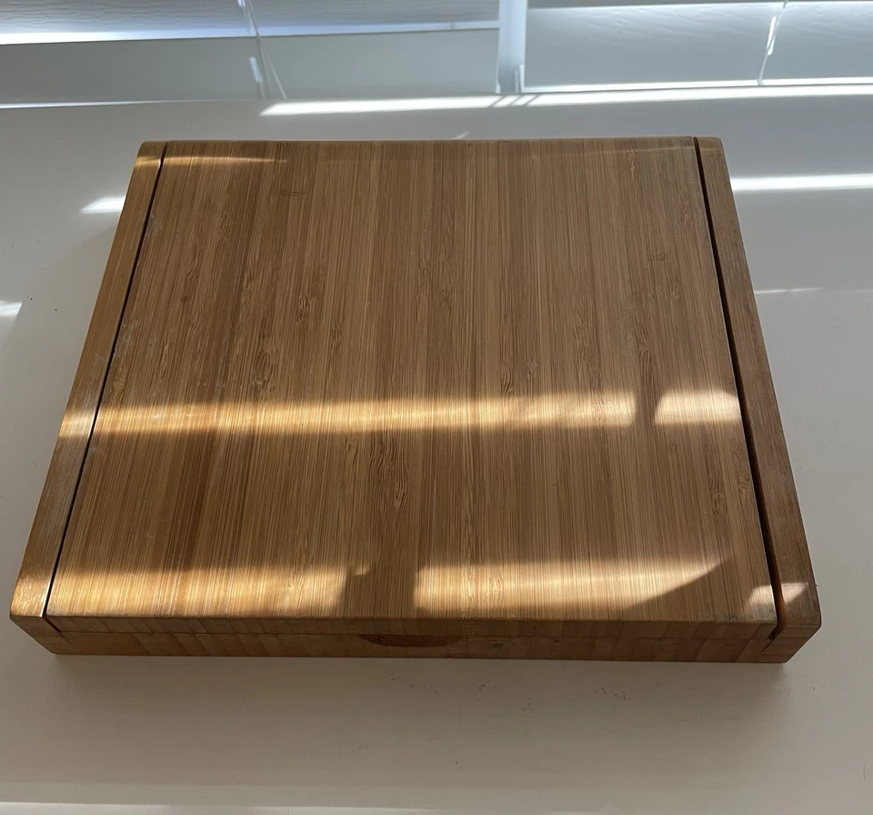 Tabla de cortar plegable Carnaval y herramientas de queso colección Legacy de Picnic Time Foto 3 de 4