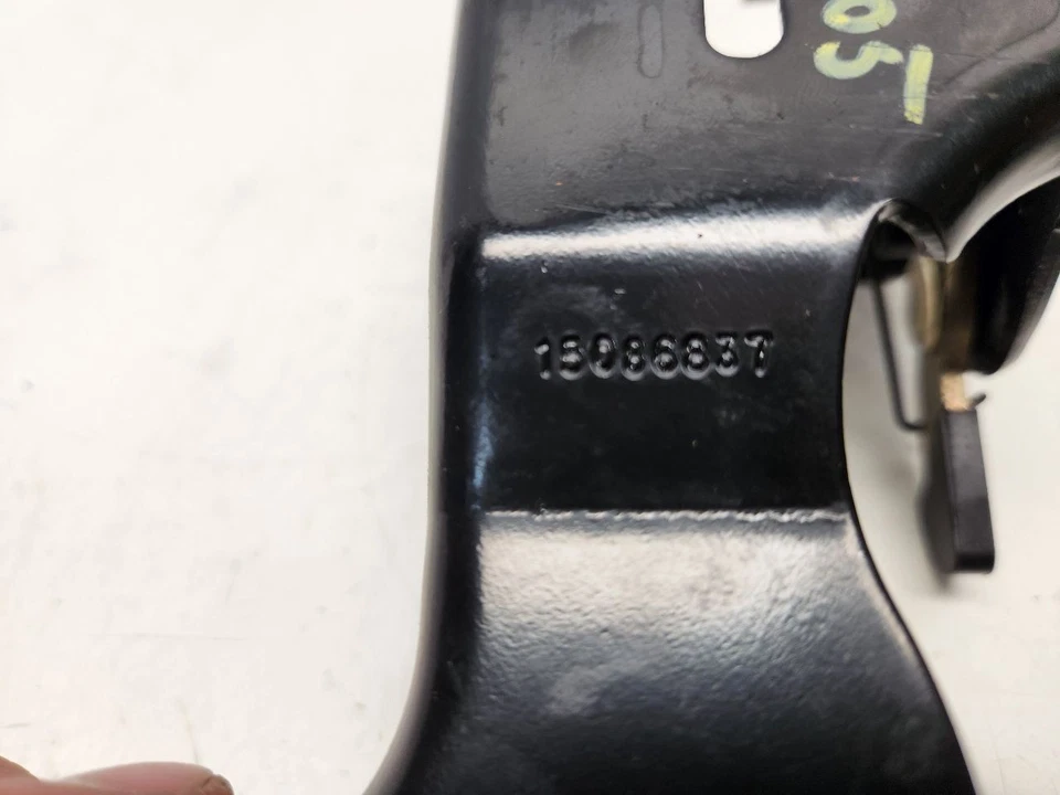 2004 Chevrolet Trailblazer LT Rear Glass Latch W/ Button PN: 15086837 - Image 3 of 4