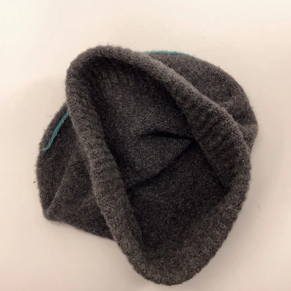 Sombrero de invierno de lana de cordero gris J Crew con detalle verde azulado puntada superior Foto 3 de 4