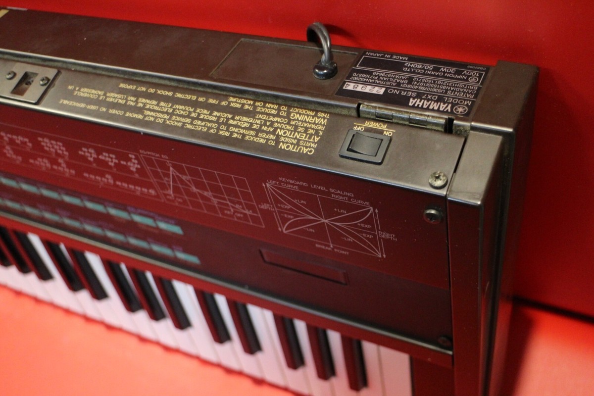 ジャンク品　Yamaha Poetics Wax – 1983) (Circa Case with DX7 Yamaha DX7 鍵盤楽器