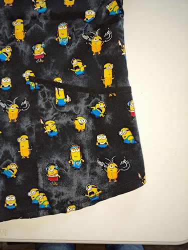 Universal Studios Minions scrub top small - Picture 4 of 7