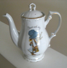 VINTAGE 1973 HOLLY HOBBIE ADORABLE COFFEE POT 9 INCHES HIGH - GOOD CONDITION