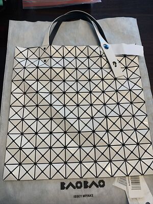 【週末限定SALE】BAOBAO ISSEY MIYAKE ホワイト Bao Bao Issey Miyake Wring Bucket Bag | White | FARFETCH
