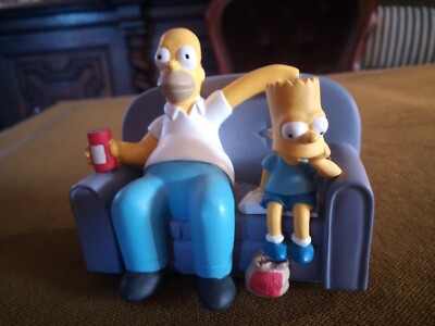 Figurine Homer et Bart dans le canapé Simpson Sofa Fox Démons