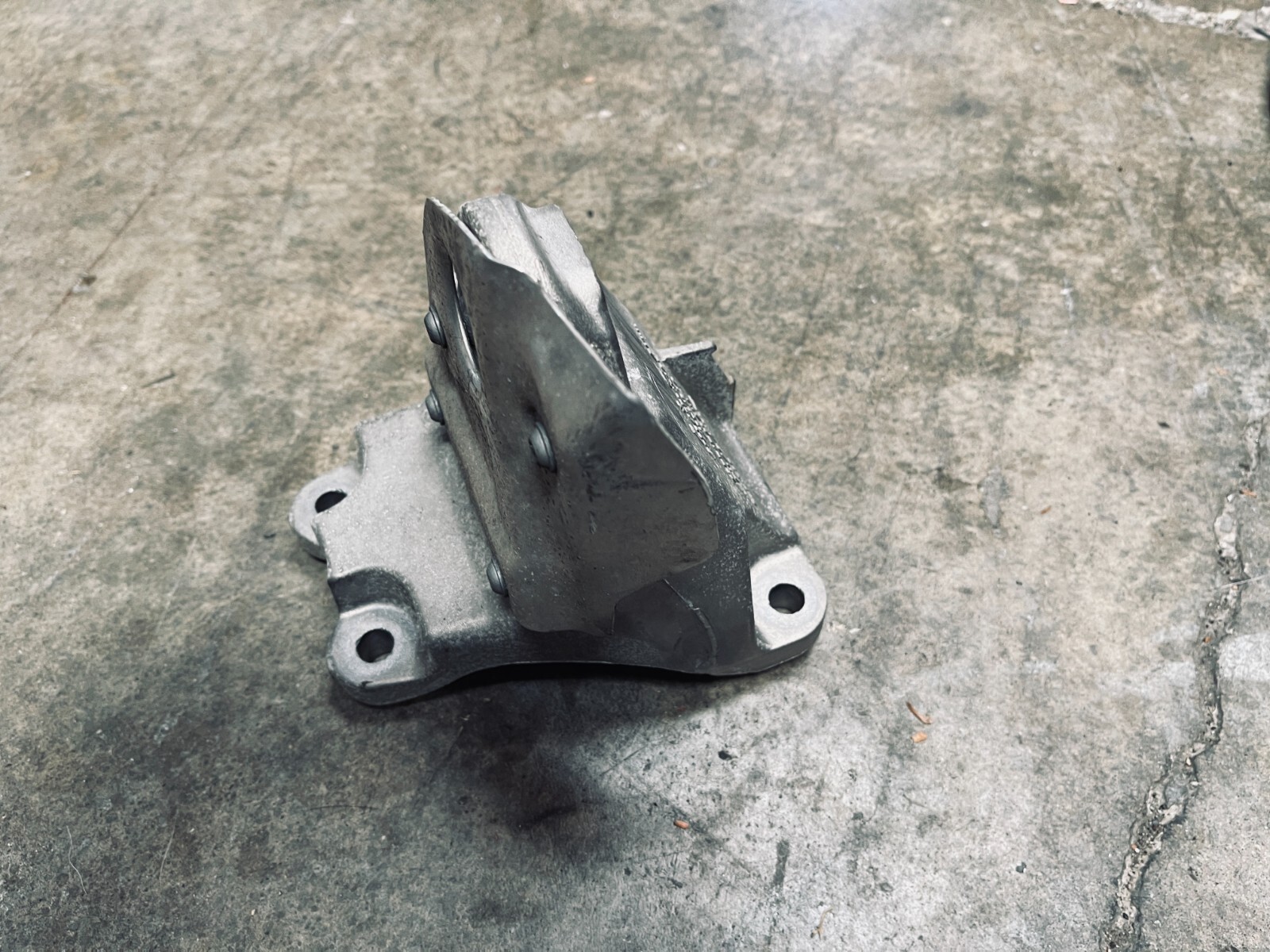 BMW 22116859416 Engine Mount Bracket Right 2.0L B46 B48 230i 320i  