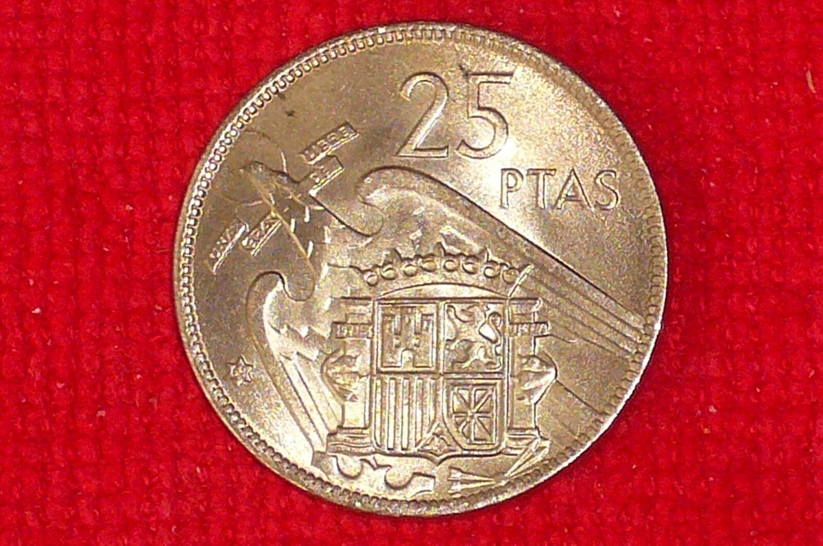 25 PTAS - 1957 Espana, **(Spain)** Coat Of Arms - International