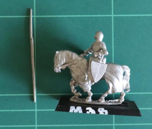 Essex Miniatures 28mm Cavaliere Montato c.1430 in Armatura a Piastra, Casco Braccio su Cavallo - Foto 1 di 1