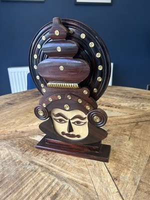 Handgefertigte Holz Kerala Kathakali Maske Wand Dekor Stück auf einem Ständer montiert