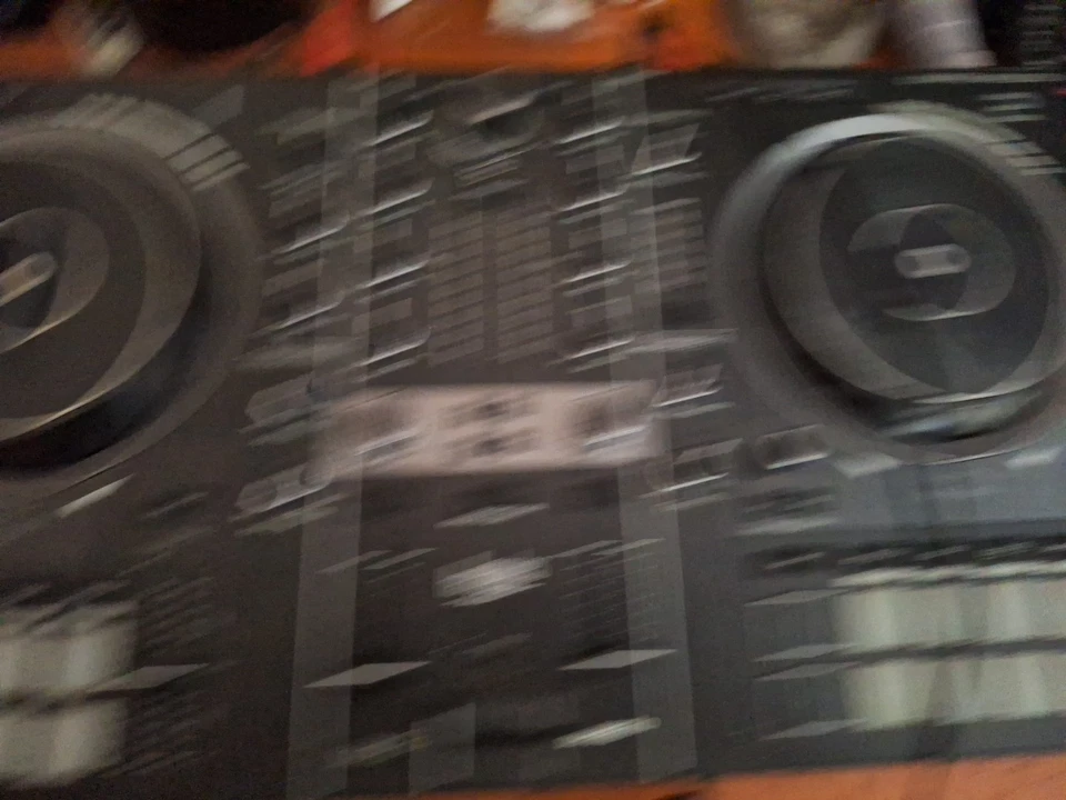 Hercules Impulse 500 DJ Controller Schwarz, Ausklappbare Standfüße, LED - Bild 4 von 4