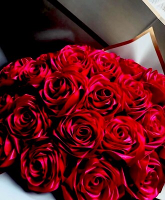  Tiefrote Rosen (24 in diesem Blumenstrauß)