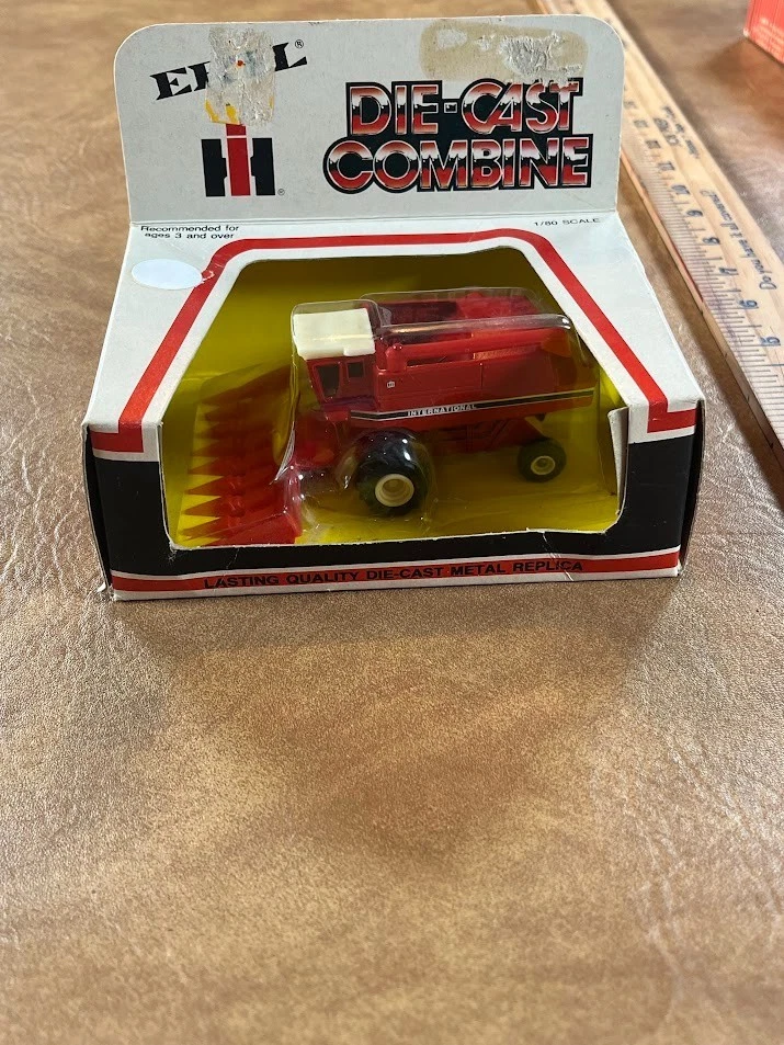 ERTL 1/80 SCALE DIE-CAST INTERNATIONAL COMBINE WITH CORN HEADS PART# 1520-141H - Image 3 of 4