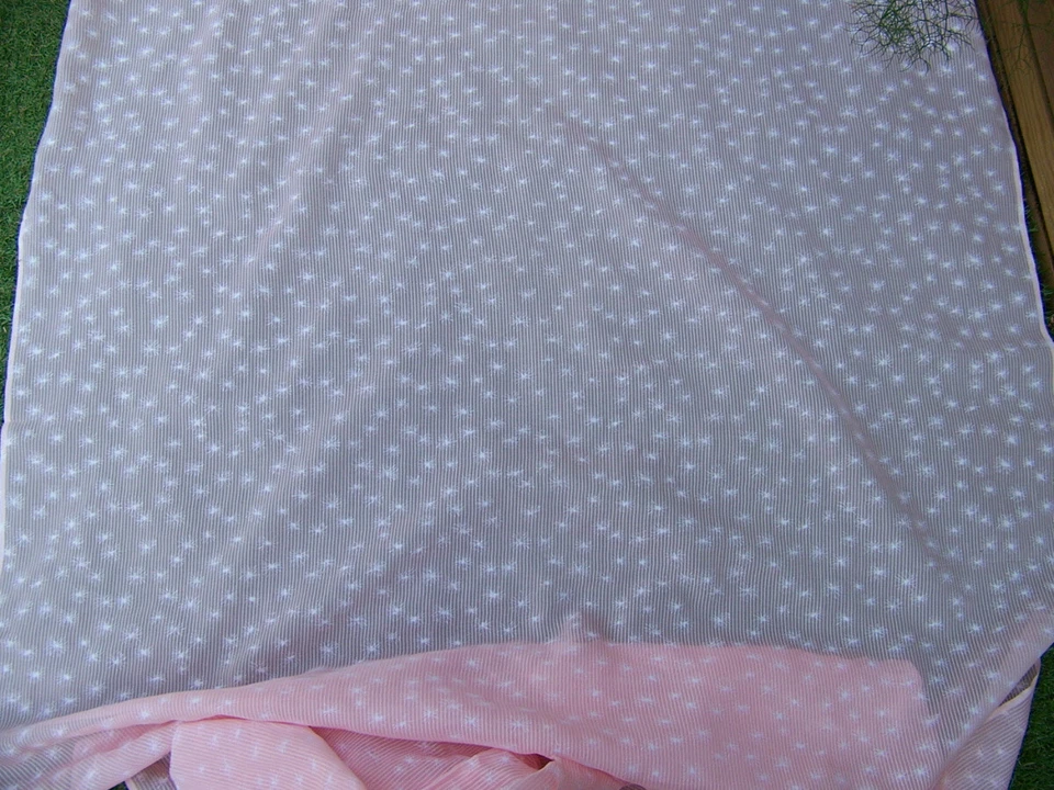 ANCIEN COUPON DE TISSU FLUIDE  ROSE PETITS MOTIFS   90 cm x 100 cm -TM 40/8 - Photo 2/3