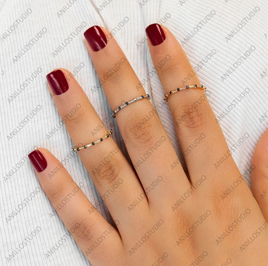 Anillo de compromiso apilable de diamantes negros redondos naturales de 0,13 quilates de oro amarillo de 14 k Foto 3 de 4