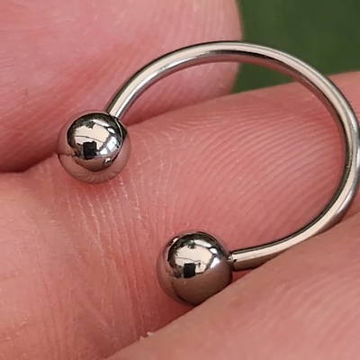 Stainless steel piercing - simple horse-shoe with glossy balls, width 4 mm