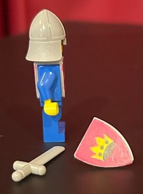 VINTAGE LEGO YELLOW CASTLE 6075 375 BLUE CROWN KNIGHT SQUIRE ARMSMAN MINIFIGURE