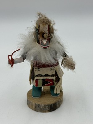 Indianer Dachs Kachina Puppe signiert Elaine Nez geschnitzte Holzfedern