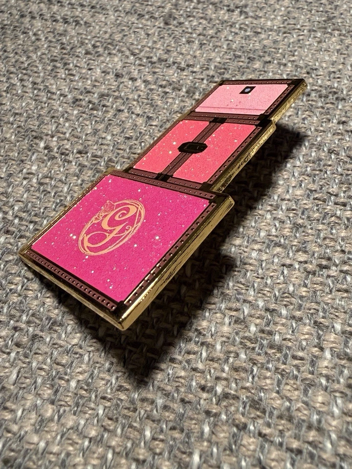 [LE 200] “Glinda Luggage” (PALM Pink à la Mode WICKED Mystery Pin 2.25”) - Image 2 of 4