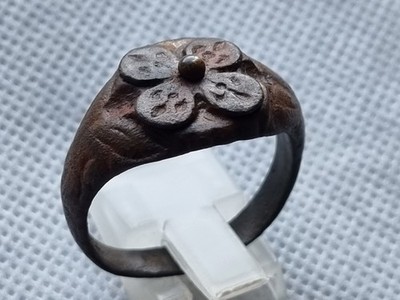 Bronze Ring - 16 / 17 Jh. - florale Motive - 4 Blatt Kleeblatt