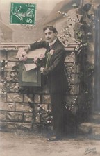 CP MOUSTACHU BOITE A LETTRES ROSES FLEURS - 44040