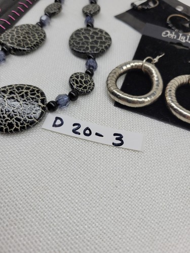 Lot bijoux collier craquelé noir ton argent et boucles d'oreilles ton or  - Photo 11/11