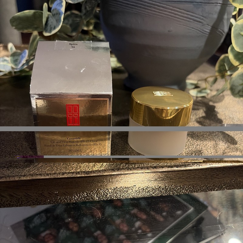 Elizabeth Arden Ceramide Lift and Firm Makeup SPF 15 SPICE 16 Sealed