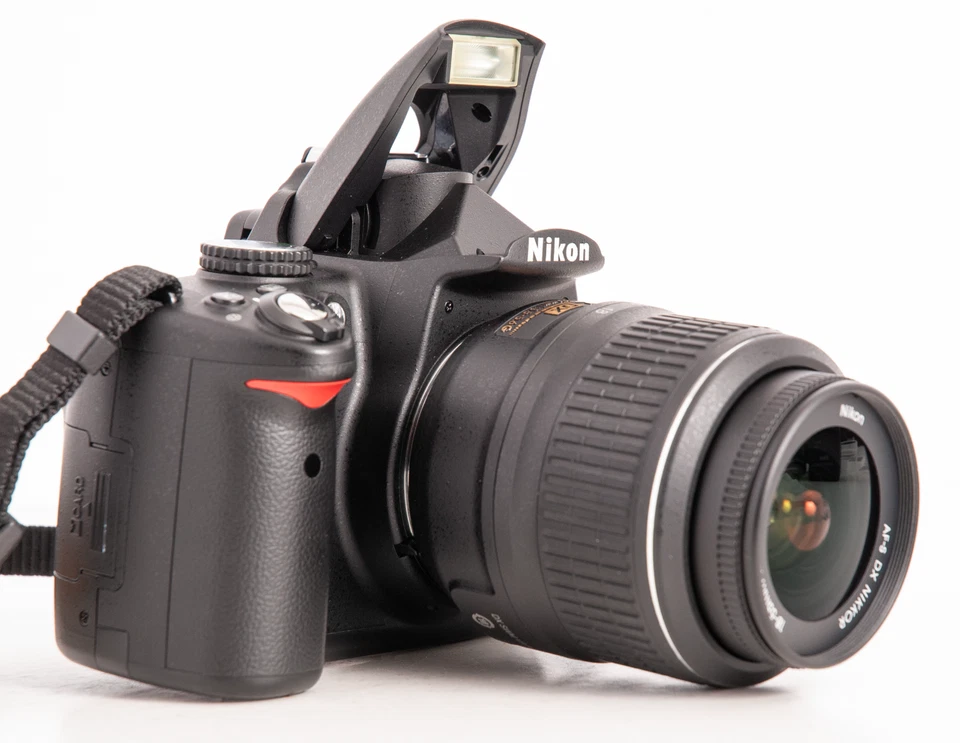 Nikon D5000 12.3MP *Exc+ *Low Shutter w/ 18-55mm VR Lens Digital SLR Camera - image 3 of 4