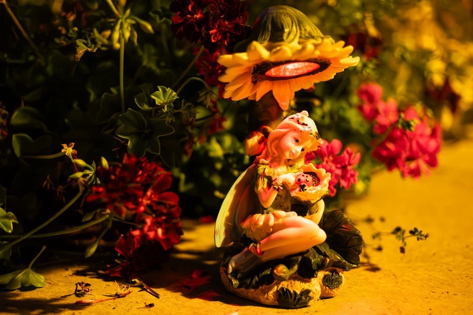 Angel Sitting Under Sunflower Sculpture Solar Light (A09) - Image 3 of 4