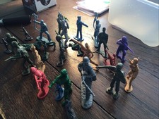 Oddball Lot Of Plastic Toy Soldiers 25 